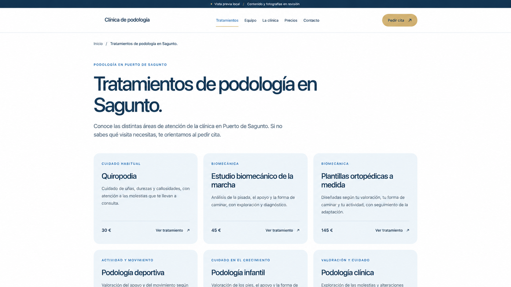 Vista del catálogo de tratamientos de una clínica de podología, organizado en tarjetas con descripción y precio. Diseño en revisión e identidad anonimizada.